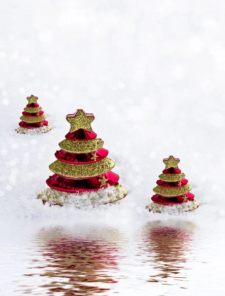 Juguete de cristal árbol de Navidad en nieve . —  Fotos de Stock