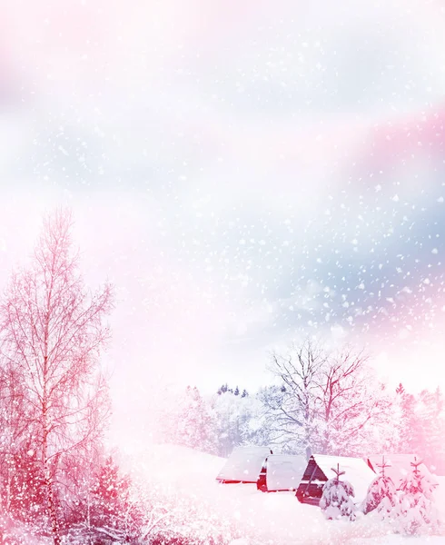 Dorp in de winter besneeuwde bos. Vakantiekaart. — Stockfoto