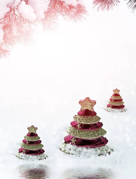 Juguete de cristal árbol de Navidad en nieve . —  Fotos de Stock