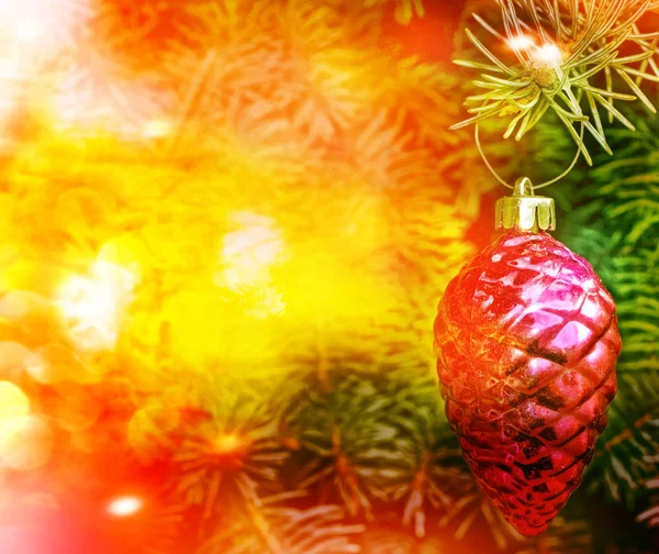 圣诞树上装饰着庆祝玻璃玩具. — 图库照片