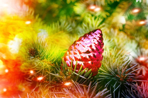 Árbol de Navidad decorado con juguetes de vidrio de celebración . — Foto de Stock