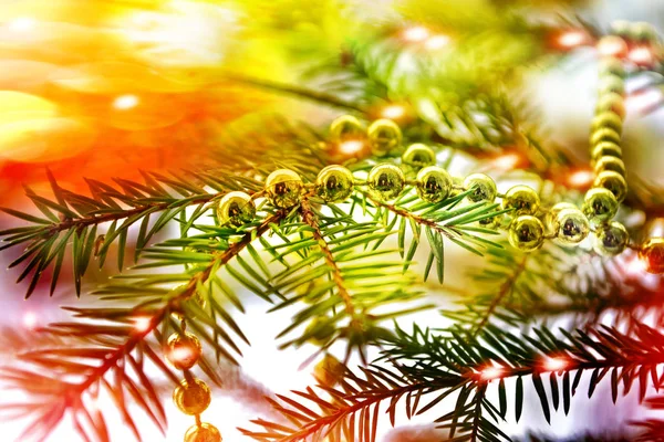 Kerstboom die versierd met feestelijke glazen speelgoed. — Stockfoto