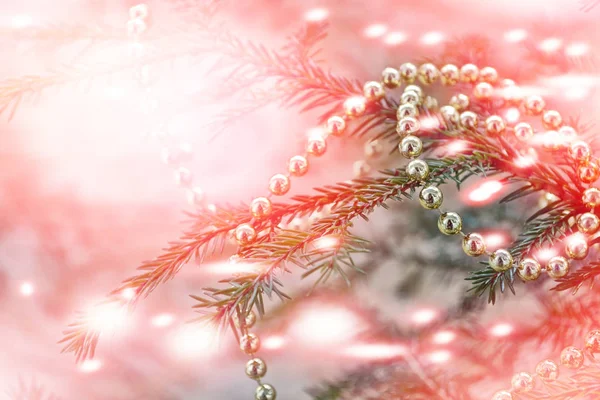 Árbol de Navidad decorado con juguetes de vidrio de celebración . — Foto de Stock