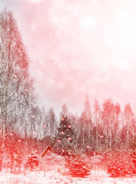 Villaggio nella foresta innevata invernale. Biglietto vacanza. — Foto Stock