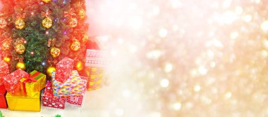 Renkli tatil oyuncaklar ile süslenen Noel ağacı.