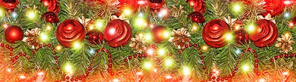 Julgran dekorerad med festliga glas leksaker. — Stockfoto