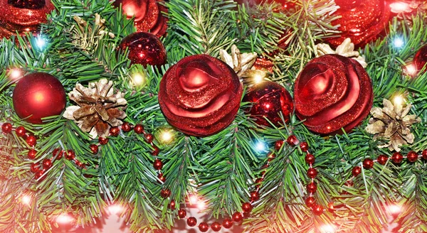 Árvore de Natal decorada com brinquedos de vidro comemorativos . — Fotografia de Stock