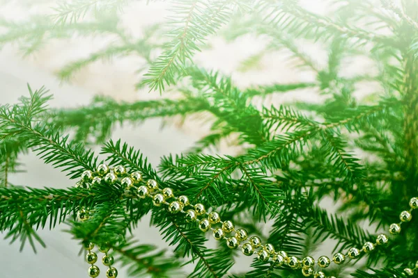 Árbol de Navidad decorado con juguetes de vidrio de celebración . —  Fotos de Stock