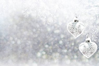 Noel ağacı şenlikli parlak oyuncaklar ile dekore edilmiştir..