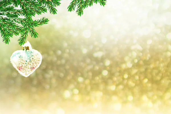 Julgran dekorerad med festliga ljusa leksaker. — Stockfoto