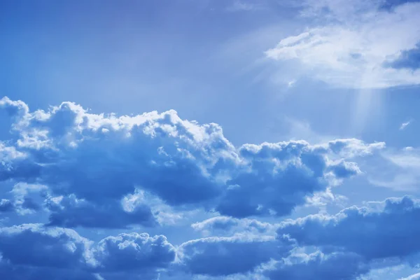 Синее и яркое небо — стоковое фото