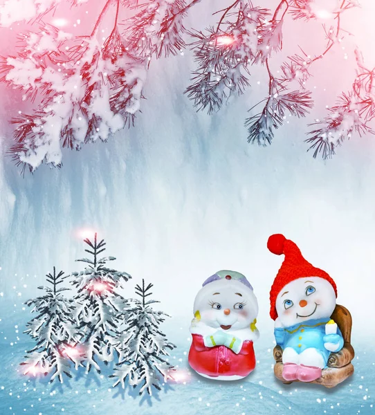 Gelukkig sneeuwpop op een winter landschap-achtergrond. — Stockfoto