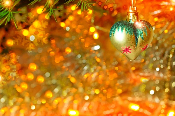 Árvore de Natal decorada com brinquedos brilhantes . — Fotografia de Stock