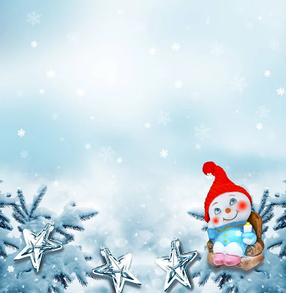 Glad snögubbe på vintern landskap bakgrund. — Stockfoto