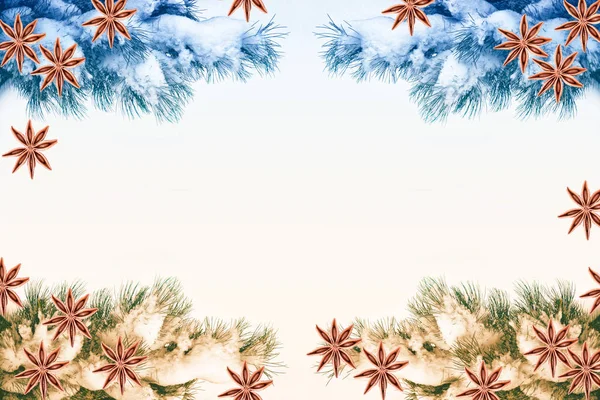 Festlicher Weihnachtsbaum mit buntem Spielzeug geschmückt. — Stockfoto