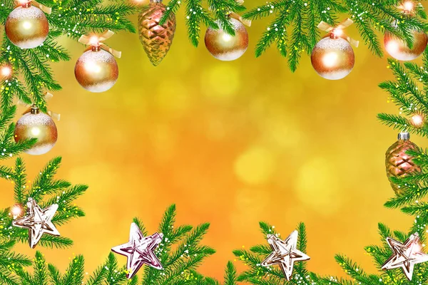 Árvore de Natal decorada com brinquedos brilhantes. Cartão . — Fotografia de Stock