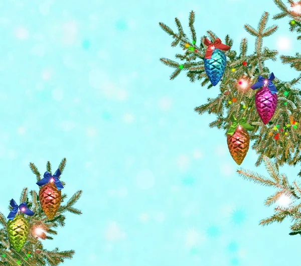 Árbol de Navidad decorado con juguetes brillantes. Tarjeta . —  Fotos de Stock