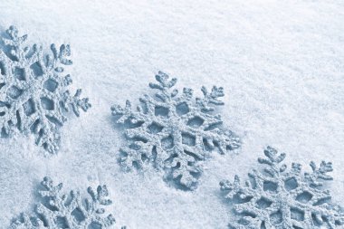 Karda beyaz kabarık kar taneleri. Kış Noel arka plan.