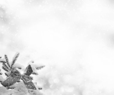  Noel ağacı parlak oyuncaklar ile dekore edilmiştir..