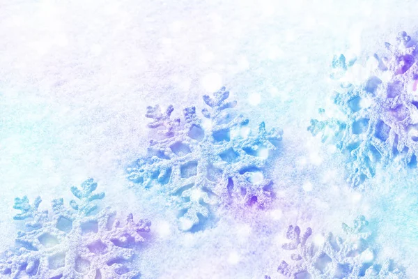 Weiße flauschige Schneeflocken auf Schnee. Winter Weihnachten Hintergrund. — Stockfoto