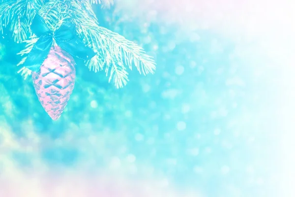 Χριστουγεννιάτικο δέντρο διακοσμημένο με φωτεινά παιχνίδια. Κάρτα. — Φωτογραφία Αρχείου