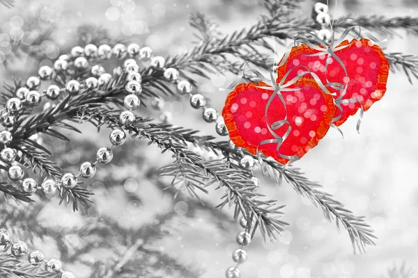 Schneebedeckter Baum. Festlicher Winterhintergrund. zwei Herzen. — Stockfoto