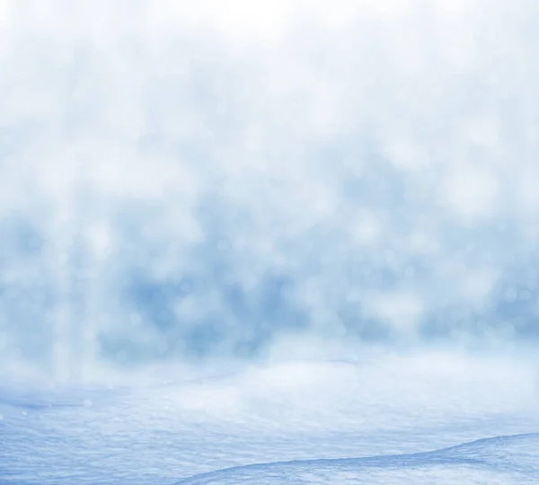 Bosque de invierno congelado con árboles cubiertos de nieve. — Foto de Stock