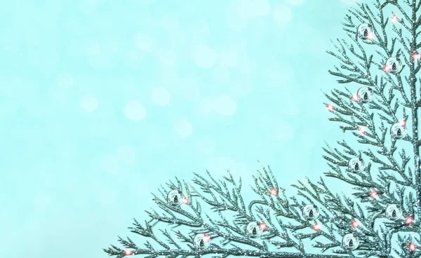 Julgran dekorerad med ljusa leksaker. — Stockfoto