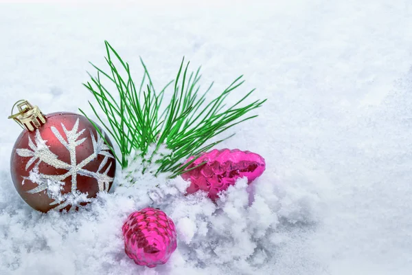 Biglietto di Natale. Ramo di pino e giocattoli su uno sfondo di bianco sn — Foto Stock