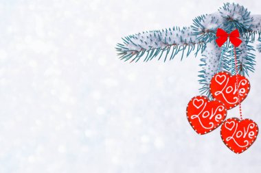  Karla kaplı ağaçlarla donuk kış ormanı.