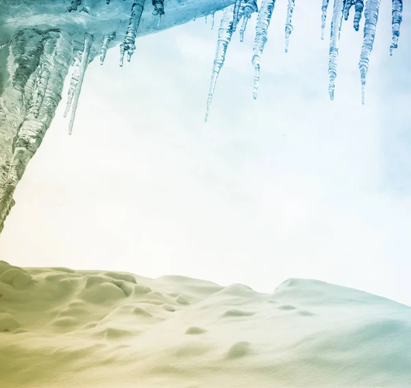 Weiße Eiszapfen gegen den blauen Winterhimmel. — Stockfoto