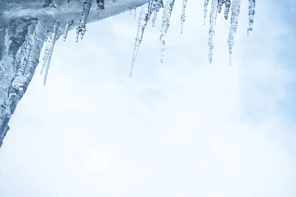 Ciclos brancos contra o céu azul de inverno. — Fotografia de Stock