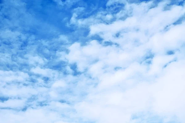 Fond flou. Ciel bleu et nuages blancs moelleux. — Photo