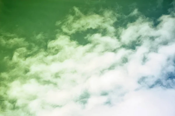 背景がぼやけている 青空と白いふわふわの雲 無料のストック写真 C Alenalihacheva