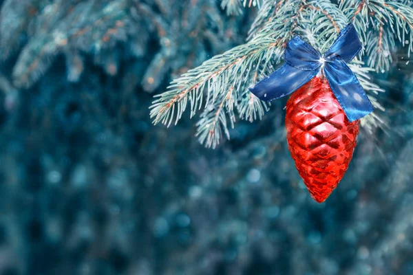 Árbol de Navidad decorado con juguetes brillantes. Tarjeta . — Foto de Stock