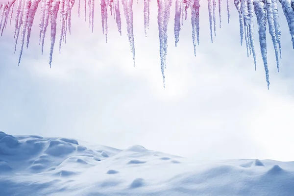 Weiße Eiszapfen gegen den blauen Winterhimmel. — Stockfoto