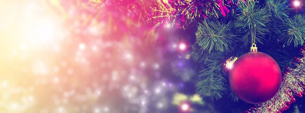 Árbol de Navidad decorado con juguetes brillantes. Tarjeta . —  Fotos de Stock