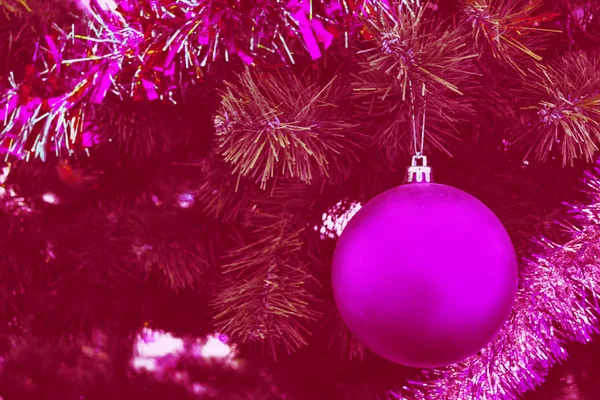 Albero di Natale decorato con giocattoli luminosi. Carta . — Foto Stock