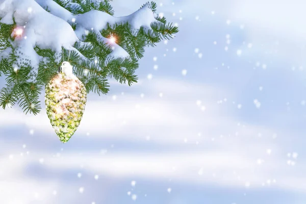 Рождественская елка украшена яркими игрушками. Карточка . — стоковое фото