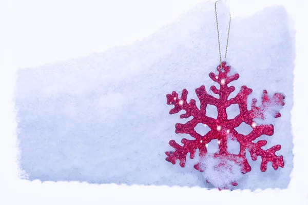 Белые пушистые снежинки на снегу. Зимний рождественский фон . — стоковое фото