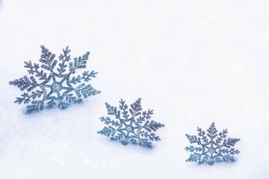 Karda beyaz kabarık kar taneleri. Kış Noel arka plan.