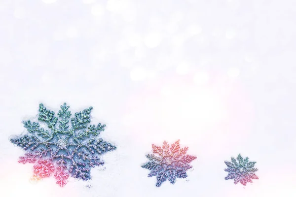 Copos de nieve blancos y esponjosos en la nieve. Fondo de Navidad de invierno . — Foto de Stock