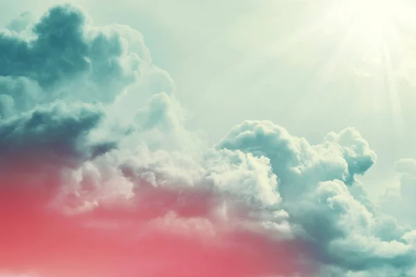 Fundal neclară. Cer albastru și nori pufoși albi . — Fotografie de stoc gratuită