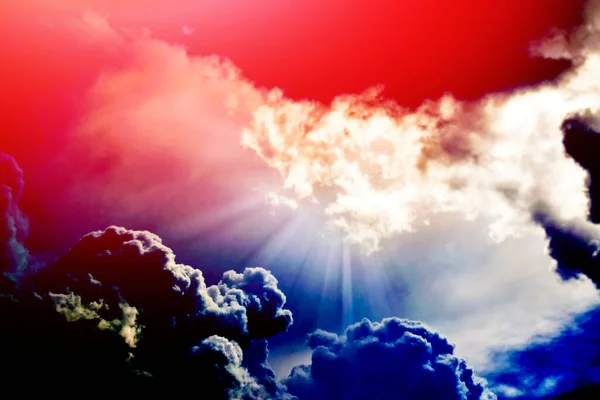 Размыто Черное Небо Пушистыми Облаками Естественный Фон — стоковое фото