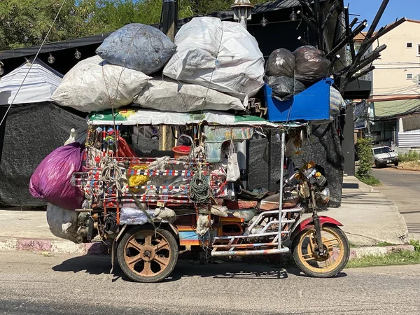 Przeciążony pojazd Tuk-Tuk Tajlandia — Zdjęcie stockowe