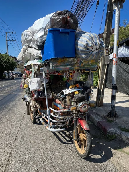 Vehículo Tuk-Tuk sobrecargado Tailandia —  Fotos de Stock