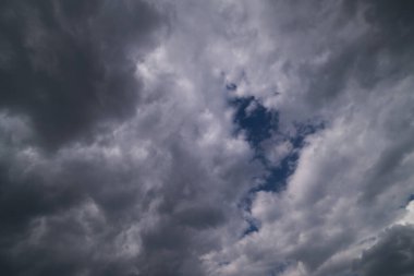 Arkaplan olarak kullanılacak kümülüs bulutları ile dramatik gökyüzü