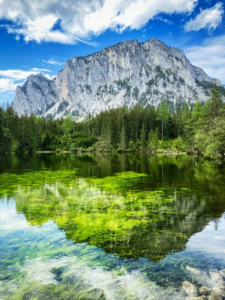 Zelené Jezero Rakousko Tající Voda Horách — Stock fotografie