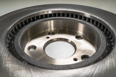 Beyaz bir masada fren yastıkları ve otomobil parçaları.