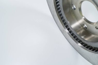 Beyaz bir masada fren yastıkları ve otomobil parçaları.